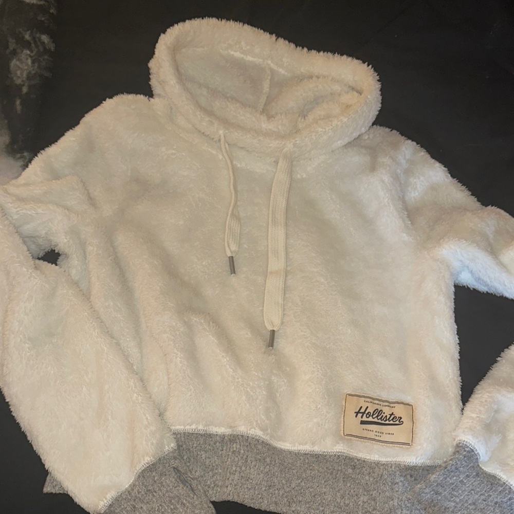 Hollister Women's Cream and Gray Fuzzy Sweater